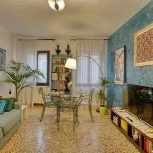 biennale-venice-charme-apartment.hotelinveneto.com/